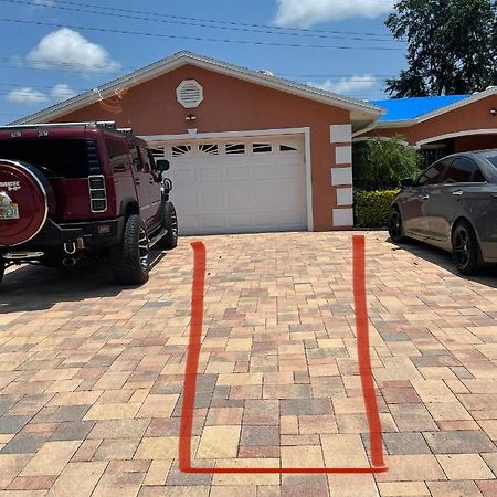 Twelve Oaks Modern Independent Apartment Tampa Exterior photo