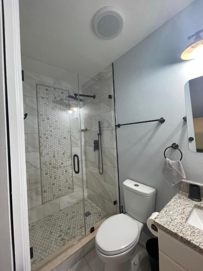 Twelve Oaks Modern Independent Apartment Tampa Exterior photo